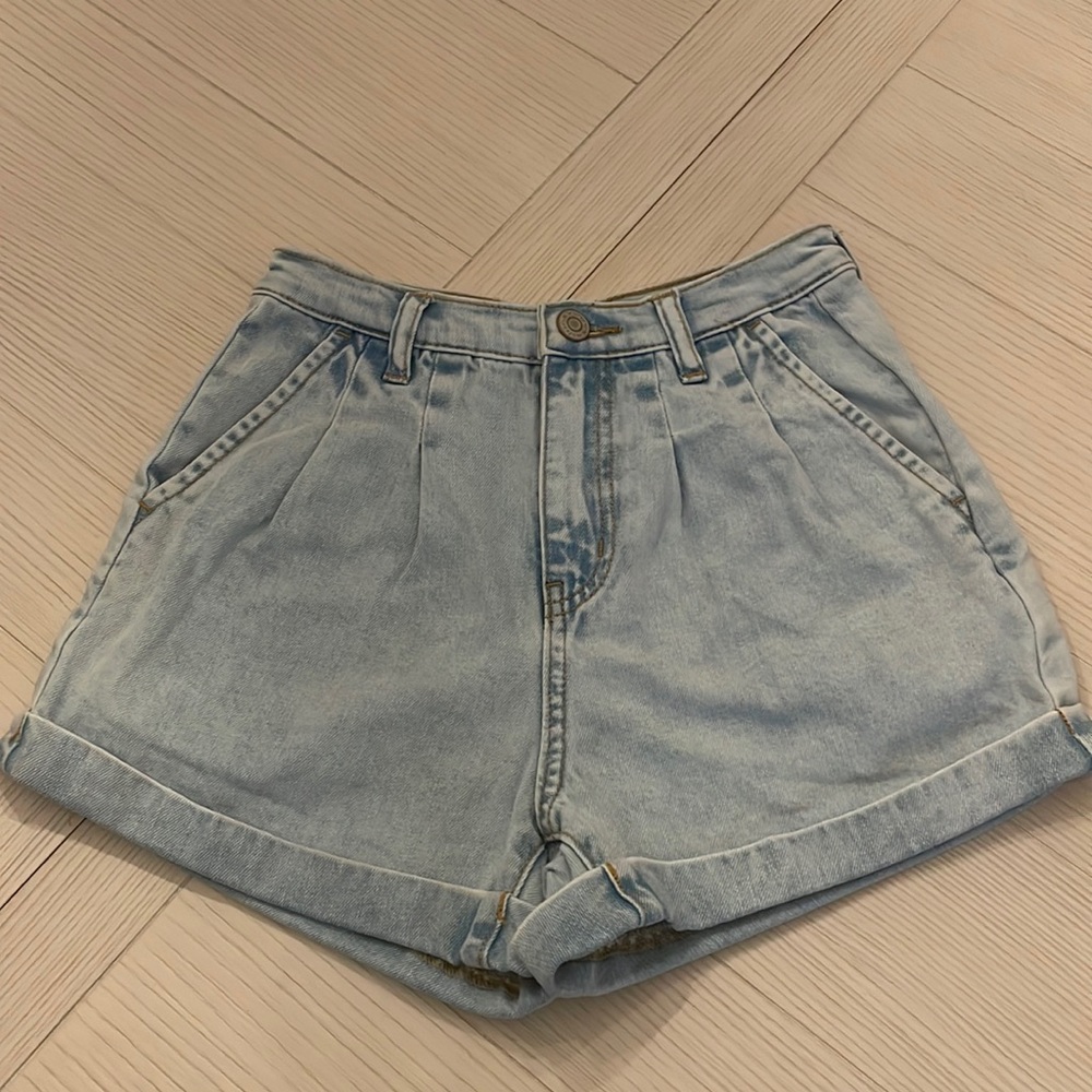 RSQ light jean shorts size 10. EUC